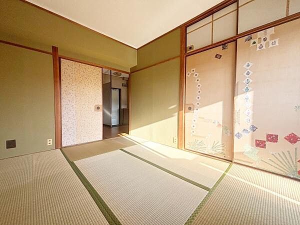 【和室】約6帖の過ごしやすい広さの和室。押し入れ収納有り。窓から明るい日差しが差し込みます