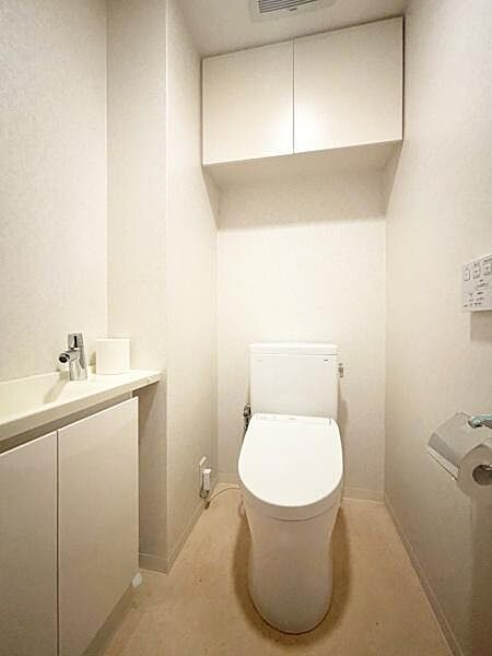 【トイレ】温水洗浄便座付で快適にご使用いただけます。