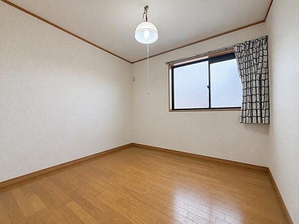 【洋室】どんな家具にも合わせやすいシンプルな内装です。※ＡＩ加工済：残置物を消去し、一部構造が実際と異なる場合があります。