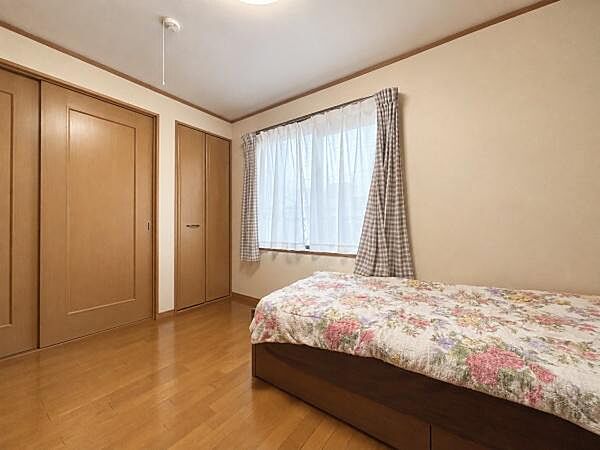 【洋室】クローゼット付きで洋服や荷物もすっきり片付く3階洋室。※ＡＩ加工済：残置物を消去し、一部構造が実際と異なる場合があります。