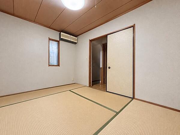【和室】約6帖の過ごしやすい広さの和室。※ＡＩ加工済：残置物を消去し、一部構造が実際と異なる場合があります。