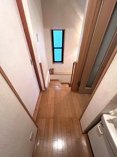【室内階段】手すり付きの階段で、日々の昇り降りも安心して行えます。