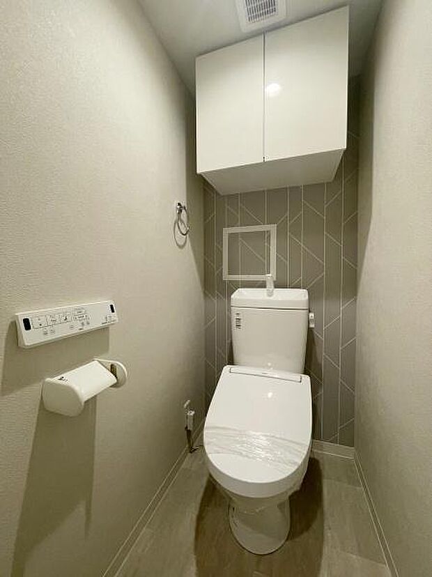 【トイレ】収納棚がついている個室トイレ。