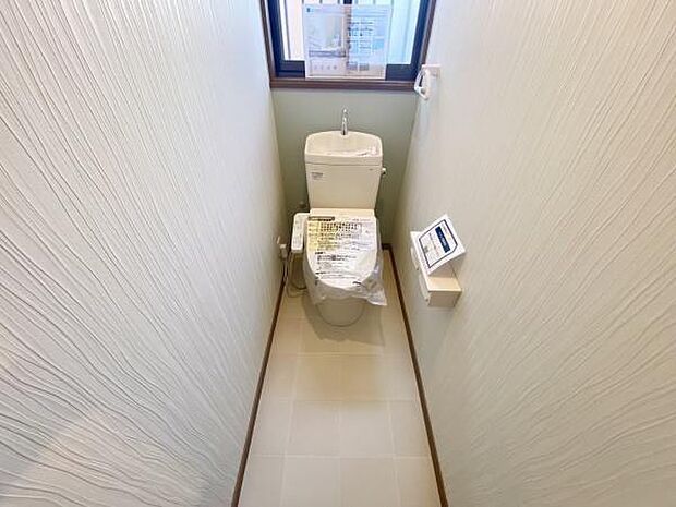 ■■Toilet■■清潔な空間を保ちたいトイレはオフホワイトでまとめました。毎日使う場所だからこそお手入れも楽々にできる機能が搭載されております。汚れが付着しにくい便器はお掃除も楽々です。