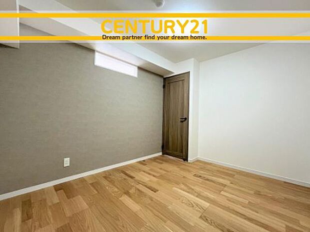 ■■明るい居室■■温もりある自然光を感じていただける居室です。飽きのこないナチュラルカラーの床にホワイトの壁紙は、色褪せることのない心地良さを作ります。