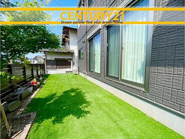 ■■素敵な場所■■小さな子どものいる家庭にとって、庭は、最も安全な屋外の遊び場。砂場やブランコ、食育用の小さな菜園を備えつけたり、プレイジムやプールを広げる場所としても活躍するスペース。