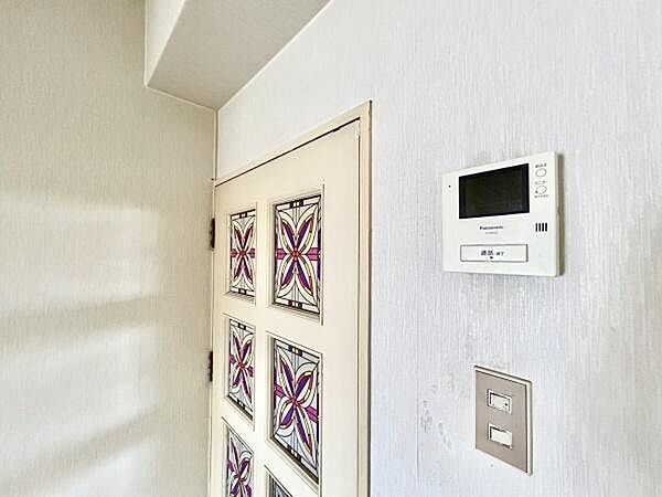 ■■カラーTVモニターホン■■外出中も来訪者をカラー画面と音声でしっかり録画します。在宅時にも鮮明なモニターでしっかり相手を確認できます！防犯のスタート、安心の一歩は玄関からですね。