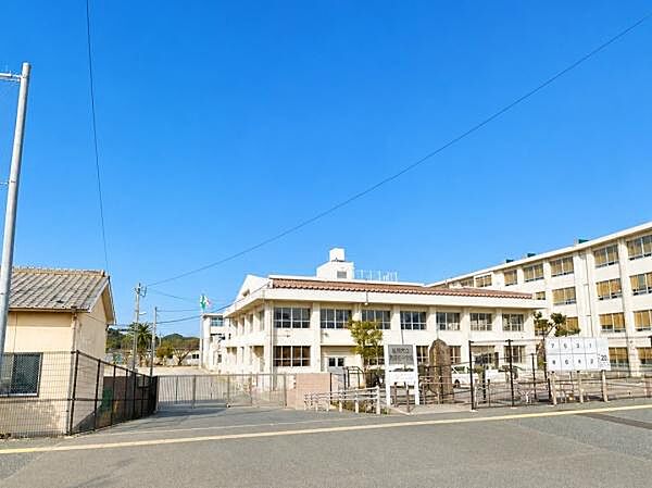 福岡市立元岡小学校まで908m、元岡小学校