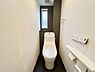 トイレ：(AIで一部除去加工しています)■■Toilet■■毎日使う場所だからこそお手入れも楽々にできる機能が搭載されております。汚れが付着しにくい便器はお掃除も楽々です。