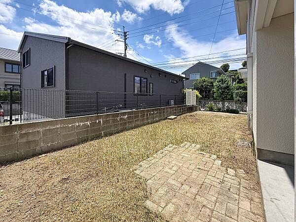 ■■素敵な場所■■小さな子どものいる家庭にとって、庭は、最も安全な屋外の遊び場。砂場やブランコ、食育用の小さな菜園を備えつけたり、プレイジムやプールを広げる場所としても活躍するスペース。