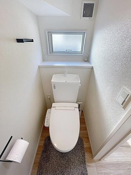 ■■Toilet■■清潔な空間を保ちたいトイレはオフホワイトでまとめました。毎日使う場所だからこそお手入れも楽々にできる機能が搭載されております。汚れが付着しにくい便器はお掃除も楽々です。
