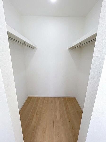 ■■ウォークインクローゼット■■スーツ類から丈の長いコート類まで何でも収納できる便利なスペースです。衣装ケースと併用することでセーター類なども収納でき自分だけのスペースにカスタマイズできます。