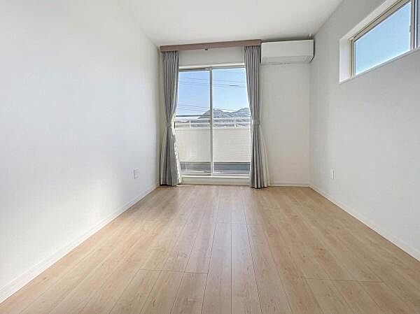 ■■明るい居室■■温もりある自然光を感じていただける居室です。飽きのこないナチュラルカラーの床にホワイトの壁紙は、色褪せることのない心地良さを作ります。