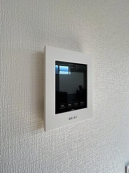 ■■カラーTVモニターホン■■外出中も来訪者をカラー画面と音声でしっかり録画します。在宅時にも鮮明なモニターでしっかり相手を確認できます！防犯のスタート、安心の一歩は玄関からですね。