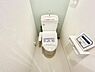 トイレ：■■Toilet■■清潔な空間を保ちたいトイレはオフホワイトでまとめました。毎日使う場所だからこそお手入れも楽々にできる機能が搭載されております。汚れが付着しにくい便器はお掃除も楽々です。