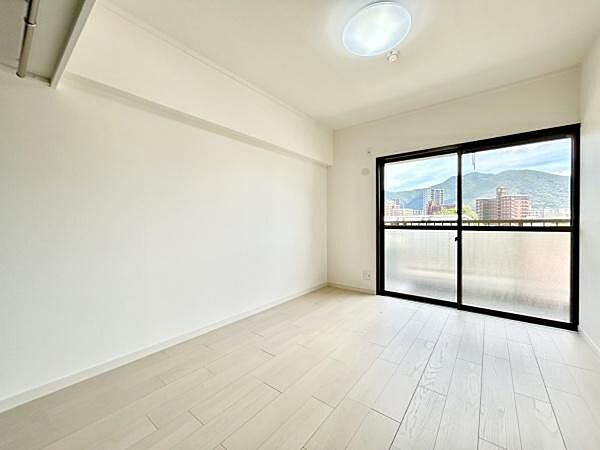 ■■居室■■各居室ごとにデザイン性のある窓を配置しました。壁面にはデスクやベット等の家具を置きやすいように高さや位置にも配慮しました。自分だけのお気に入りの空間を是非ご体感下さい。