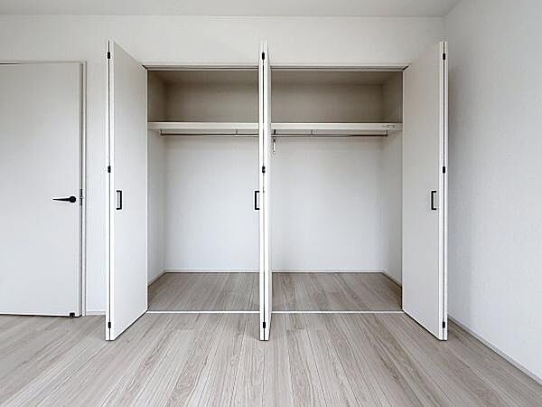 ■■closet■■クローゼットはスーツ類から丈の長いコート類まで何でも収納できる便利なスペースです。衣装ケースと併用することでセーター類なども収納でき自分だけのスペースにカスタマイズできます。