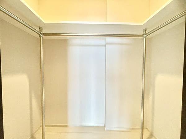 ■■ウォークインクローゼット■■スーツ類から丈の長いコート類まで何でも収納できる便利なスペースです。衣装ケースと併用することでセーター類なども収納でき自分だけのスペースにカスタマイズできます。