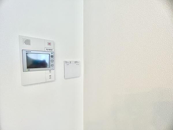 ■■カラーTVモニターホン■■外出中も来訪者をカラー画面と音声でしっかり録画します。在宅時にも鮮明なモニターでしっかり相手を確認できます！防犯のスタート、安心の一歩は玄関からですね。