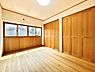 洋室：■■居室■■各居室ごとにデザイン性のある窓を配置しました。壁面にはデスクやベット等の家具を置きやすいように高さや位置にも配慮しました。自分だけのお気に入りの空間を是非ご体感下さい。