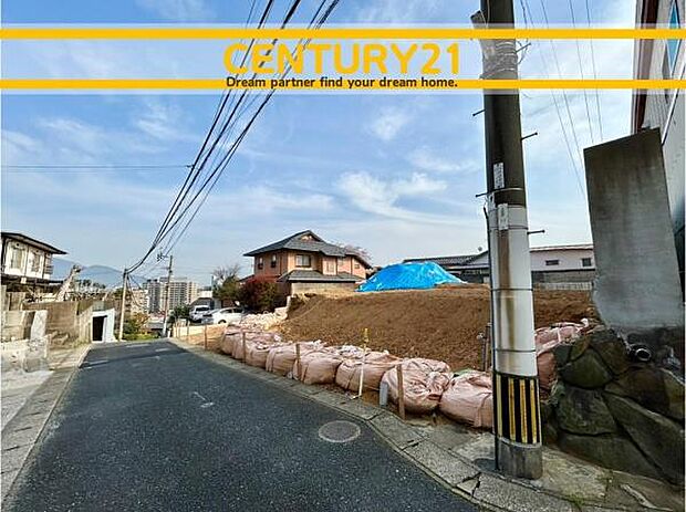 ■現地写真■建築条件なし～お好きなハウスメーカーで建築可能～閑静な住宅街！長く安心して暮らしやすい落ち着いた住環境です。(現地写真は、CGで画像加工して更地の状態を再現しています)