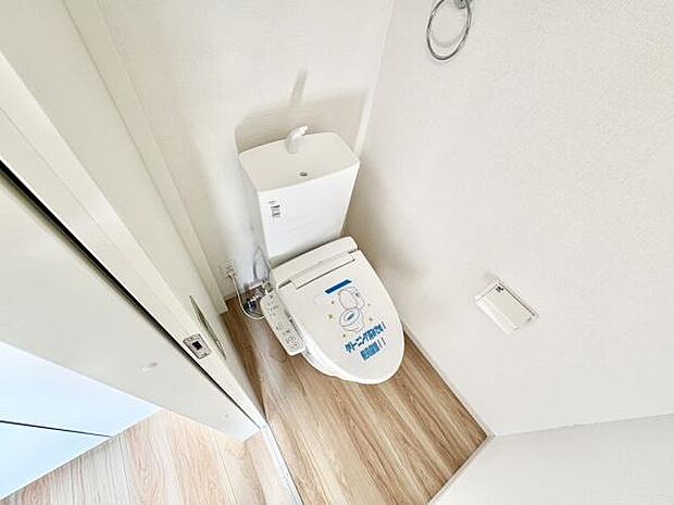 ■■Toilet■■清潔な空間を保ちたいトイレはオフホワイトでまとめました。毎日使う場所だからこそお手入れも楽々にできる機能が搭載されております。汚れが付着しにくい便器はお掃除も楽々です。