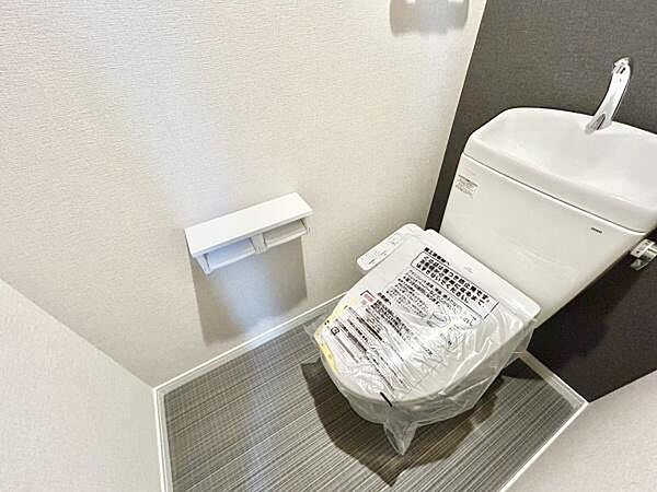 ■■Toilet■■清潔な空間を保ちたいトイレはオフホワイトでまとめました。毎日使う場所だからこそお手入れも楽々にできる機能が搭載されております。汚れが付着しにくい便器はお掃除も楽々です。