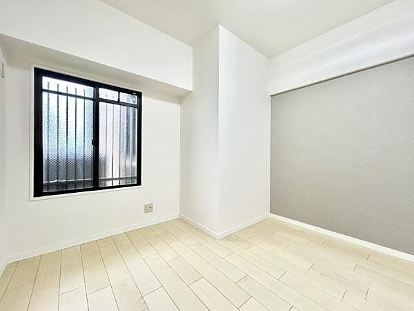 ■■居室■■各居室ごとにデザイン性のある窓を配置しました。壁面にはデスクやベット等の家具を置きやすいように高さや位置にも配慮しました。自分だけのお気に入りの空間を是非ご体感下さい。