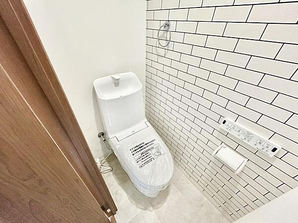 ■■Toilet■■清潔な空間を保ちたいトイレはオフホワイトでまとめました。毎日使う場所だからこそお手入れも楽々にできる機能が搭載されております。汚れが付着しにくい便器はお掃除も楽々です。