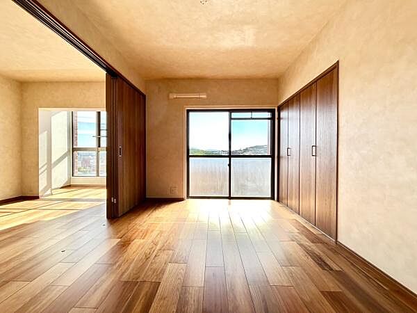 ■■居室■■各居室ごとにデザイン性のある窓を配置しました。壁面にはデスクやベット等の家具を置きやすいように高さや位置にも配慮しました。自分だけのお気に入りの空間を是非ご体感下さい。