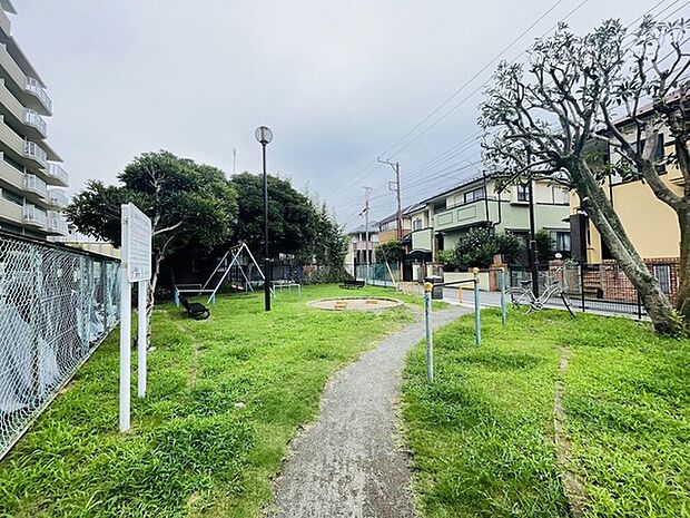 マンションに隣接している公園です。