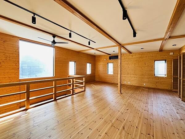 広々とした約20.44帖の大空間の洋室です！　大容量の収納もあり、使い方は自由自在！貴方好みのお家にアレンジしてみてはいかがですか！
