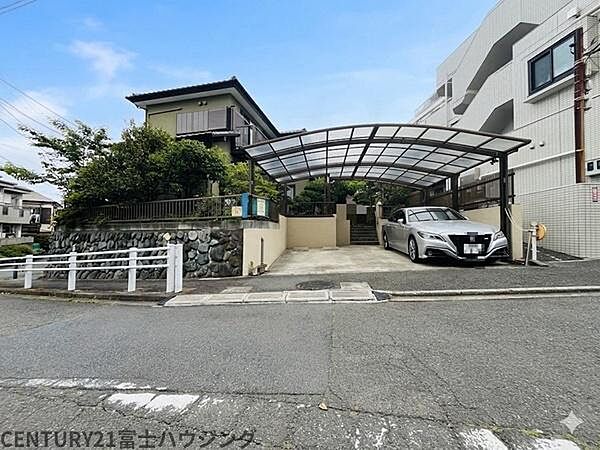 周辺は高い建物が少なく、陽当り・通風ともに良好で開放感あふれる住環境です。閑静な住宅街に位置しており落ち着いた暮らしが実現できます。実際の採光や広さの感覚など、ぜひ一度現地でお確かめください。