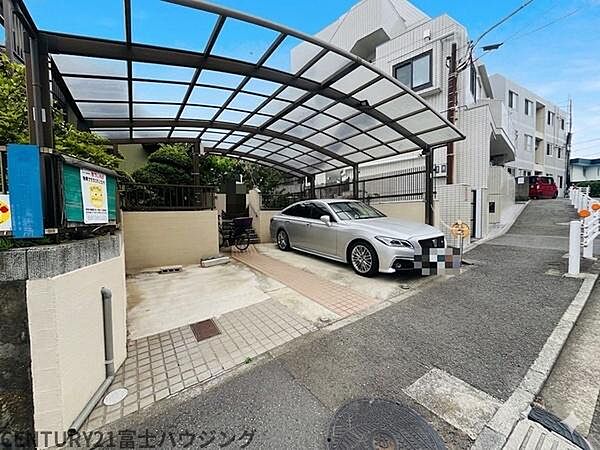 「湘南モールフィル」や「MrMax」などの大型商業施設まで徒歩10分圏内と大変充実した買い物環境です。毎日の食料品から休日のショッピングまで近場で完結するため、日々の暮らしがぐっと便利になります。