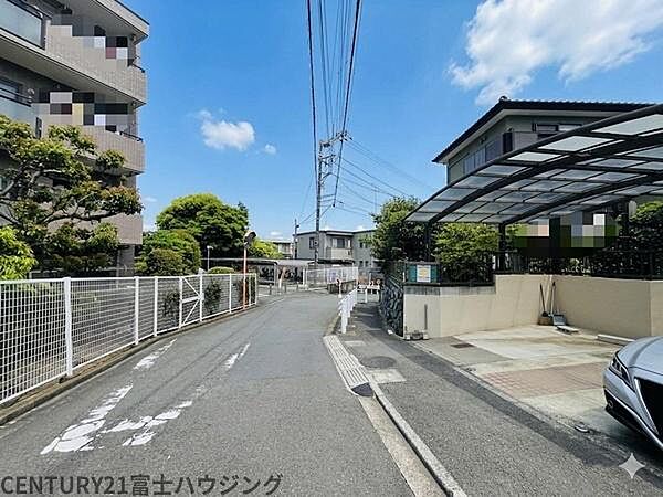 西側前面道路は幅員約6.0mと広く、歩道も整備されているため小さなお子様がいるご家族も安心の環境です。道路幅にゆとりがあるため、大きなお車の駐車や車庫入れが苦手な方でもスムーズに出し入れ可能です。