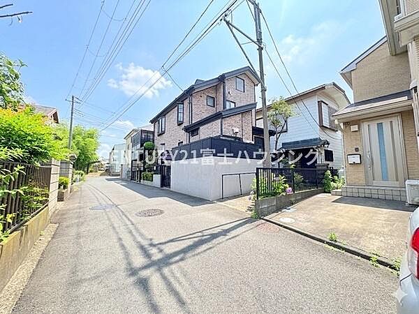 大通りから離れた静かな環境。車の通りも少なく、落ち着いた時間が流れています