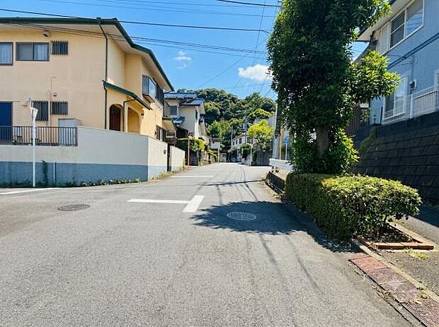 学校や公園、公園、保育園が近く子育てに理想的な住環境です。
