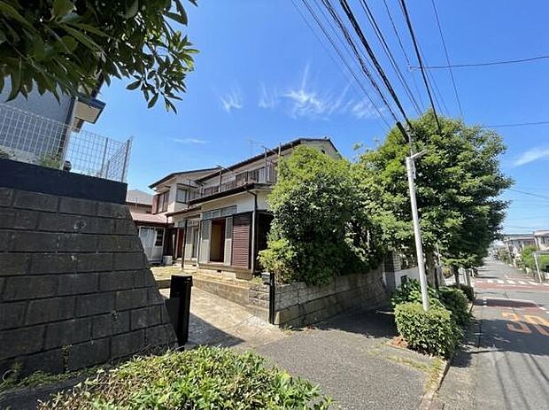 青空と緑に囲まれた理想の新築戸建です。
