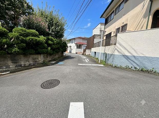 前面道路9mで車の出し入れがしやすいのが特徴です。