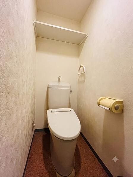 白を基調とした明るいトイレです! ※AIによる画像加工を行っております。