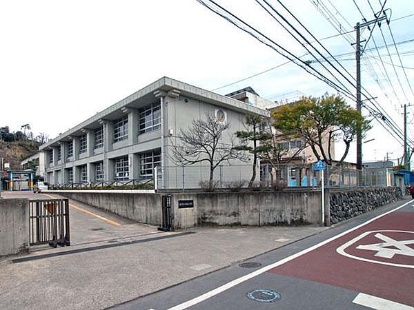 片瀬小学校まで1512m