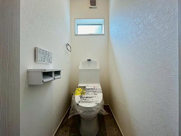 【トイレ】節水型でエコなトイレには、今では当たり前のウォシュレット付き。便座を温める機能もついていて、居心地良くてトイレから出られなくなるかも!