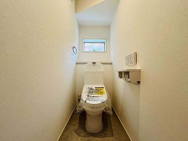 【トイレ】節水型でエコなトイレには、今では当たり前のウォシュレット付き。便座を温める機能もついていて、居心地良くてトイレから出られなくなるかも!