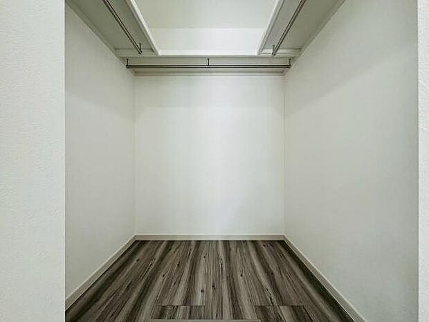【収納】お洋服を大切にされる方に大変喜ばれる、憧れのウォークインクローゼット。お洋服以外にも掃除機やスーツケースなどを一箇所に集約できるのは魅力ですね!