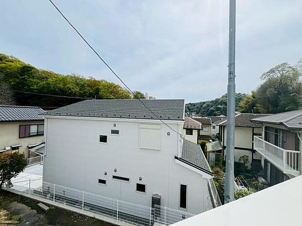 【バルコニー】◎開放的なバルコニーは見晴らしもよく、太陽の温もりをめいっぱい受け止めてくれます。△日差しが強い際は、すだれ等で日陰を作ると良いかもしれません。