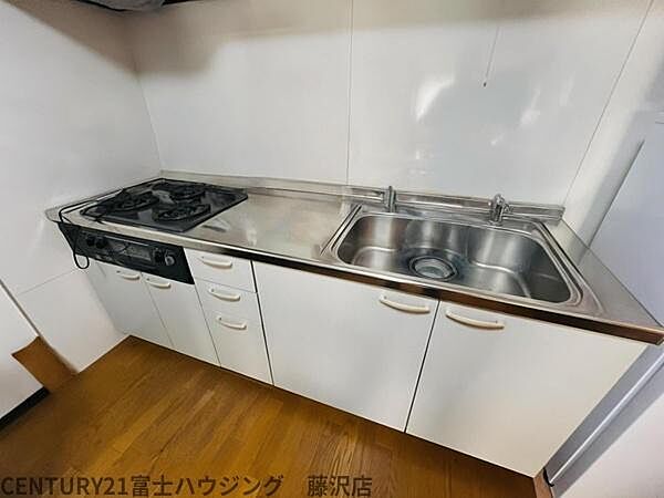 3口コンロ付きのキッチン！※生成AI家具消し加工有