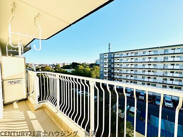 南西向きの明るい陽が当たるバルコニーです！洗濯物もよく乾きます♪
