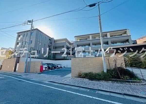 閑静な住宅街に佇む低層マンションです