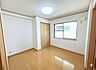 洋室：落ち着いた色合いのお部屋です。