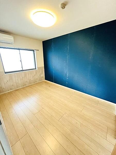 約6.5帖の洋室になっており窓から明るい日が差し込みます